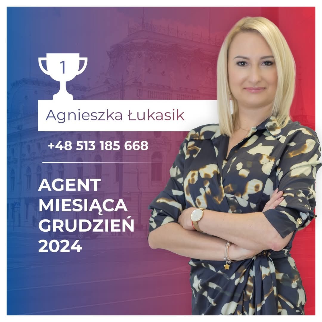 Portret kobiety, agenta nieruchomości Agnieszki Łukasik, z informacją o zdobyciu pierwszego miejsca i tytułu agenta miesiąca grudzień 2024, na tle budynku.