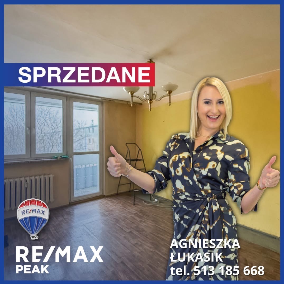 Agentka nieruchomości Agnieszka Łukasik na tle sprzedanego mieszkania z balkonem. Widoczne logo RE/MAX i informacja o sprzedaży.