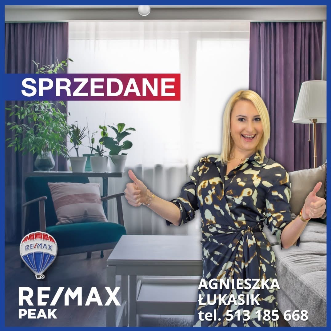 Uśmiechnięta blondynka z RE/MAX Peak na tle wnętrza z napisem 'Sprzedane', prezentująca udaną transakcję nieruchomości. Widoczne logo i dane kontaktowe.
