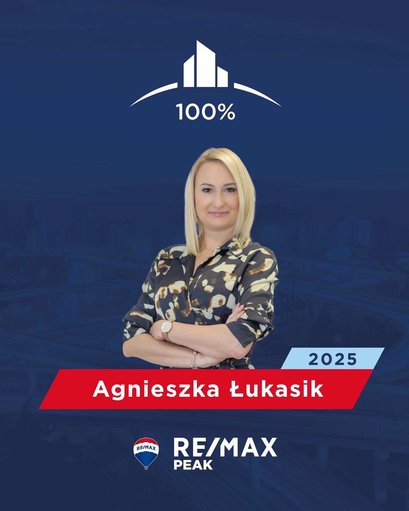 Portret kobiety, agentki nieruchomości Agnieszki Łukasik z RE/MAX Peak Łódź, na tle panoramy miasta. Grafika z logo firmy i napisem 100% oraz rokiem 2025.