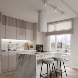 InterSpace Design - Jasna kuchnia z marmurową wyspą i hokerami na tle parkietu w jodełkę, widok na panoramę miasta przez okno.