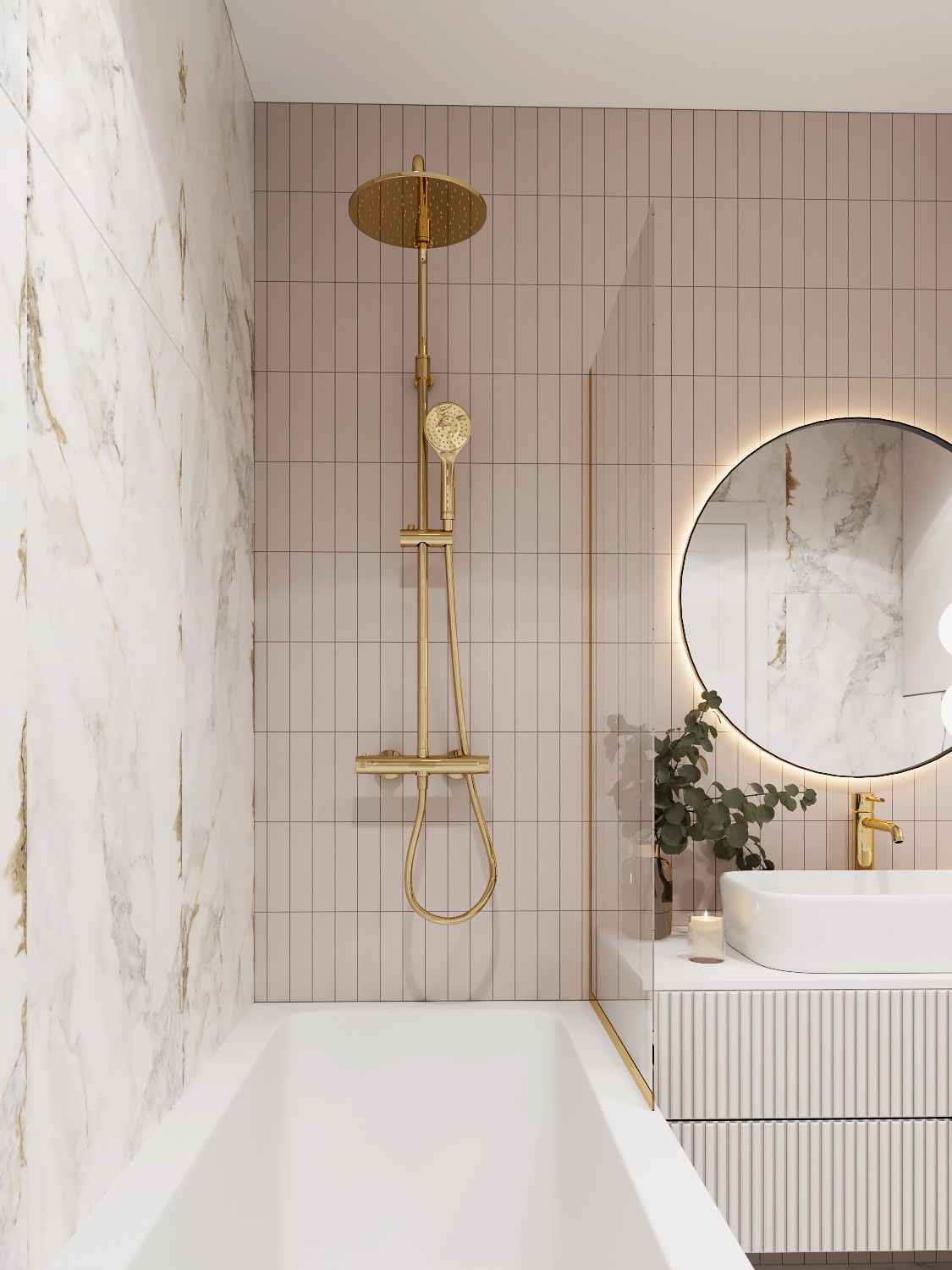 Nowoczesna łazienka z wanną, złotą armaturą i okrągłym lustrem z podświetleniem LED, marmurowe płytki na ścianie i minimalistyczna umywalka nablatowa.