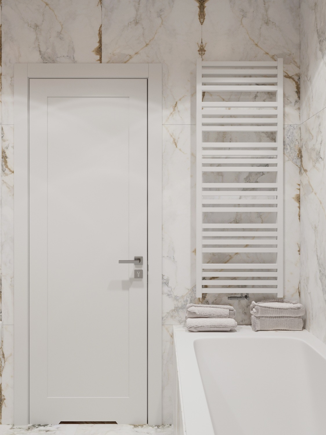 Biała łazienka w Warszawie z marmurowymi płytkami, białą wanną, białym grzejnikiem drabinkowym i stosem ręczników, widoczna biała rama drzwi.