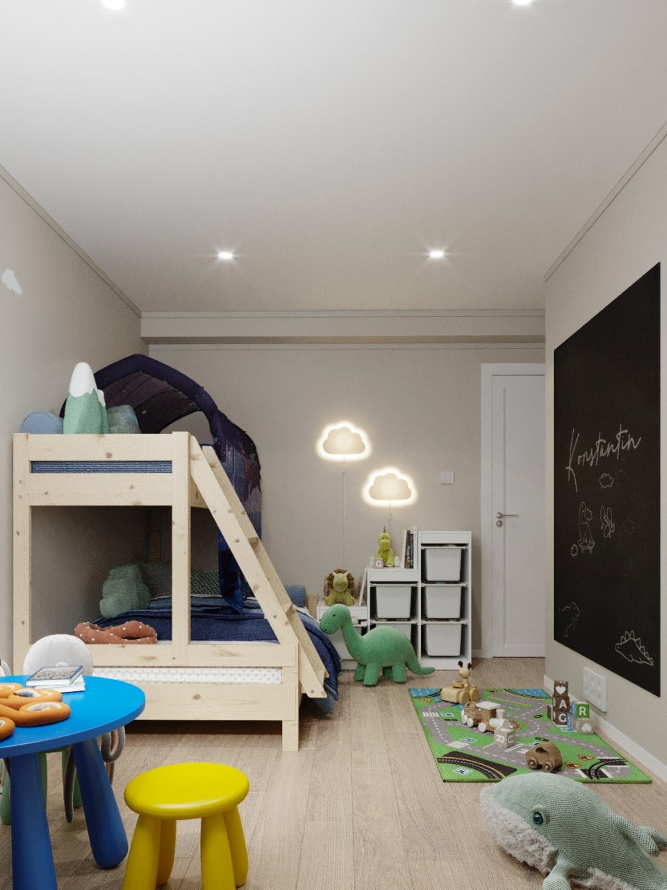 Pokój dziecięcy z drewnianym łóżkiem piętrowym z baldachimem, niebieskim stolikiem i żółtym krzesełkiem, uzupełniony lampkami w kształcie chmur i czarną tablicą z rysunkami.