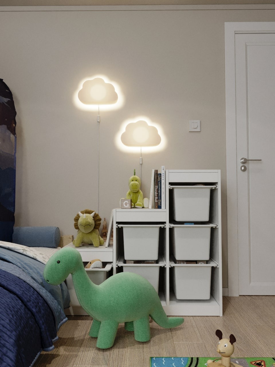 Pokój dziecięcy z dwoma lampami w kształcie chmur, pluszowym dinozaurem, regałem z białymi pojemnikami i niebieską pościelą.