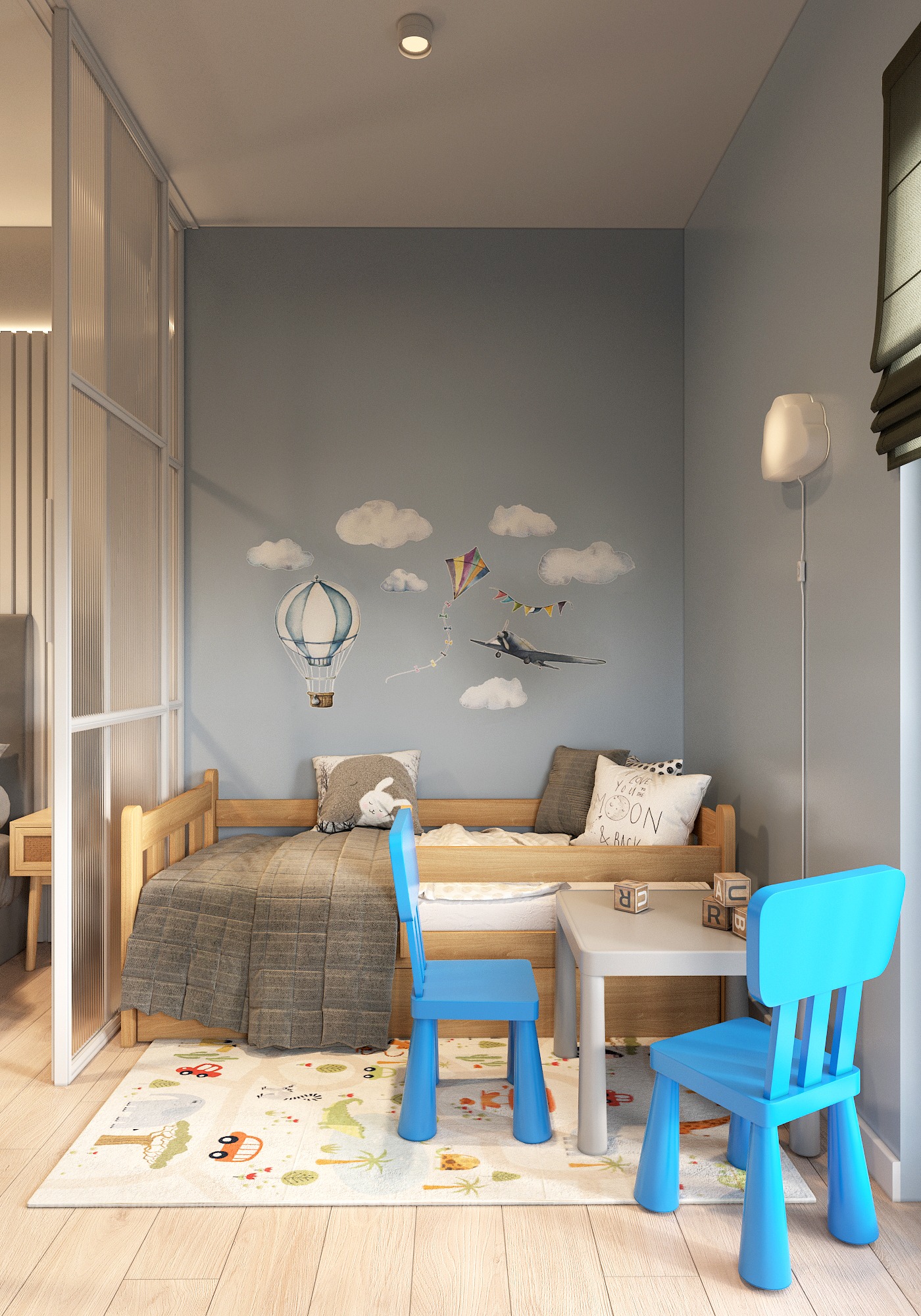 Dziecięca sypialnia z łóżkiem na podeście, niebieskimi krzesłami i szarym stolikiem; na ścianie naklejki z motywem chmur, balonu i samolotu.