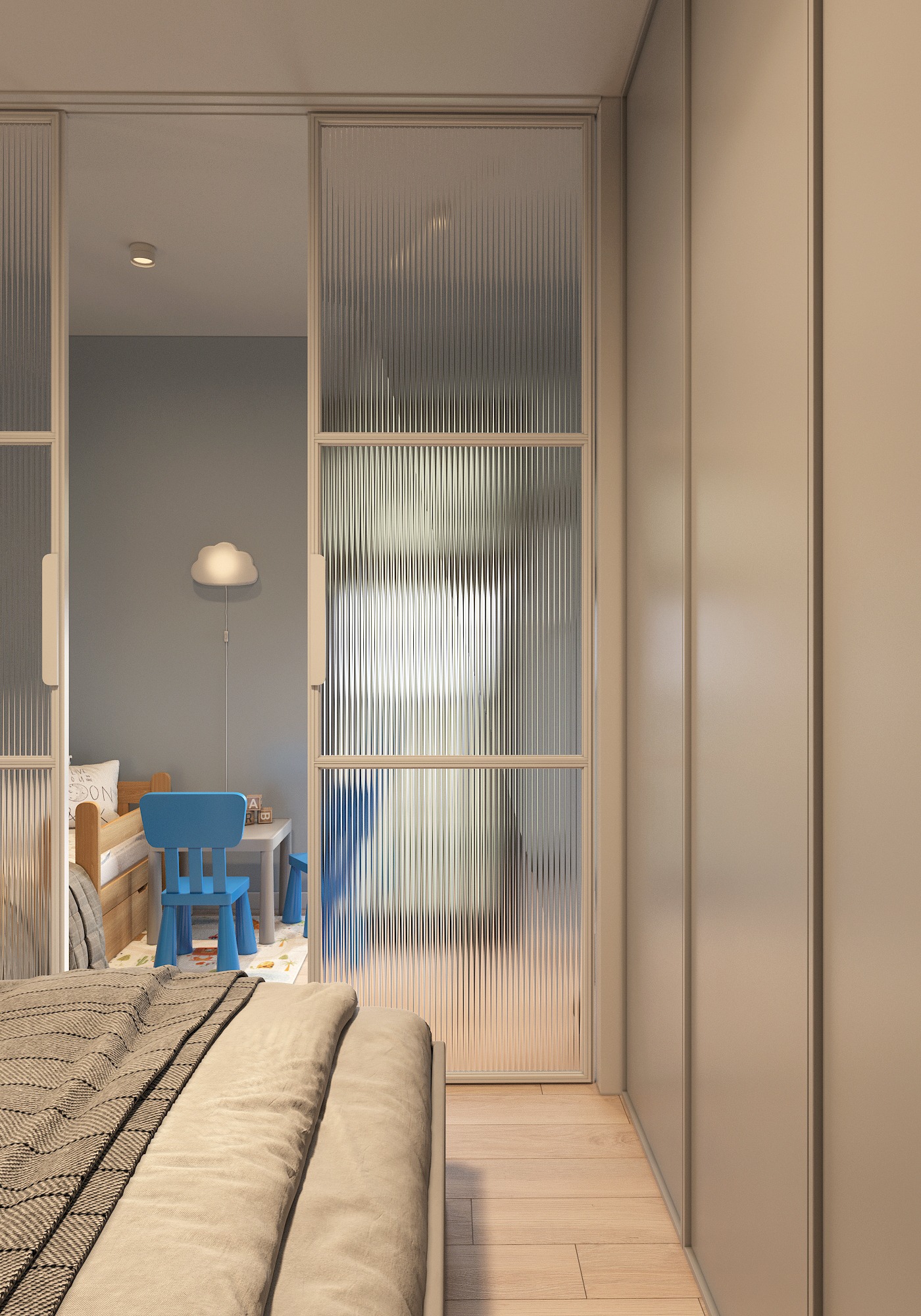 Sypialnia z widokiem na pokój dziecięcy przez ryflowane szklane drzwi przesuwne, lampa w kształcie chmury na ścianie, drewniane łóżko i niebieskie krzesło dziecięce.
