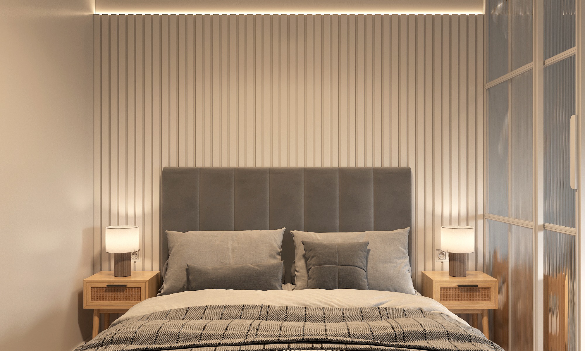 Nowoczesna sypialnia z panelem ściennym w pionowe pasy, szarym tapicerowanym zagłówkiem, drewnianymi szafkami nocnymi z rattanowymi frontami szuflad i lampkami.