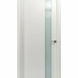 Białe drzwi wewnętrzne z matowym, pionowym przeszkleniem i minimalistyczną klamką na białym tle.