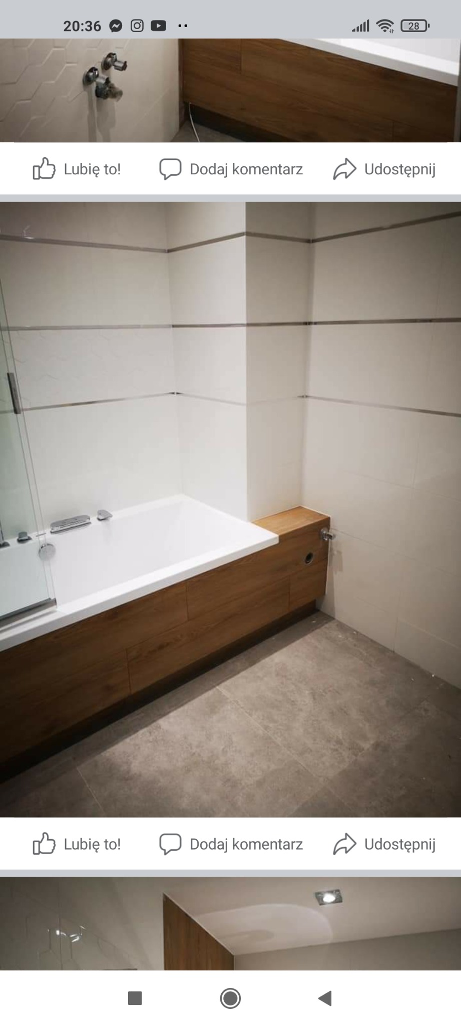 Nowoczesna łazienka z białą wanną obudowaną drewnopodobną okładziną, szare płytki podłogowe i białe płytki ścienne z poziomymi metalowymi listwami.