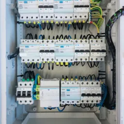 Systemy szaf rozdzielczych, rozdzielnice, sterowania elektryczne