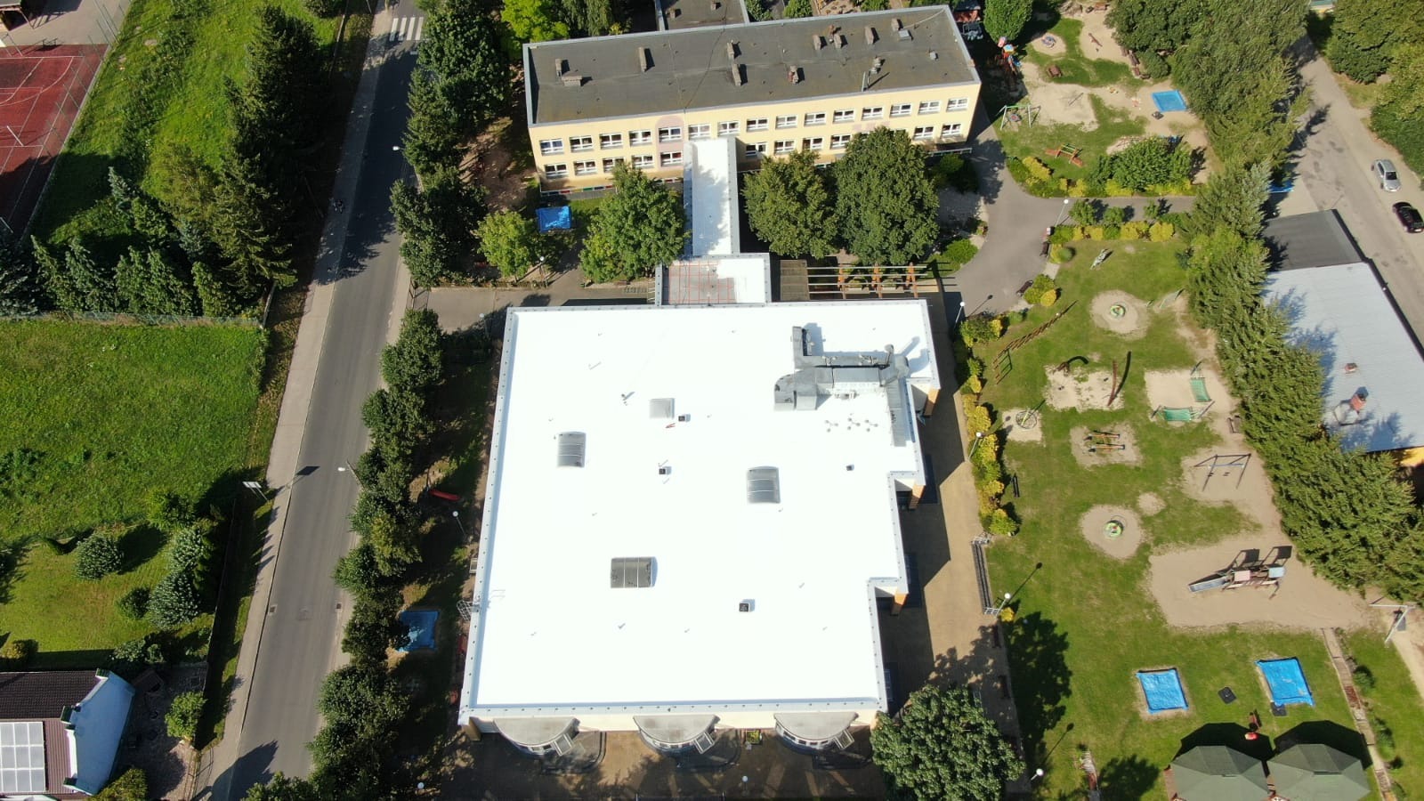 dach 1600 m2 polimocznik aplikowany na zimno