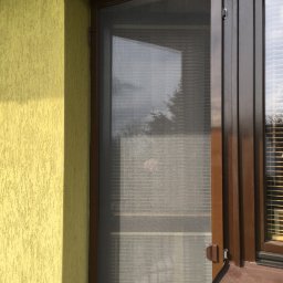 Drzwi balkonowe na zawiasach moskitierą