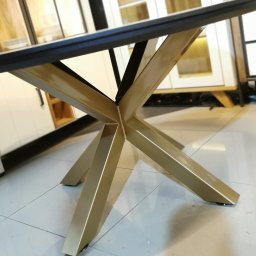 Noga do stołu typu pająk 100x100, wykonana ze stali malowanej proszkowo w kolorze złotym.