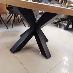 Noga do stołu typu Pająk wykonana ze stali malowanej proszkowo w kolorze czarnym.