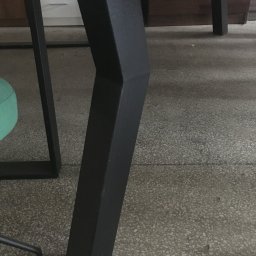 Noga do stołu typu Łamana. Wykonany ze stali malowanej proszkowo.