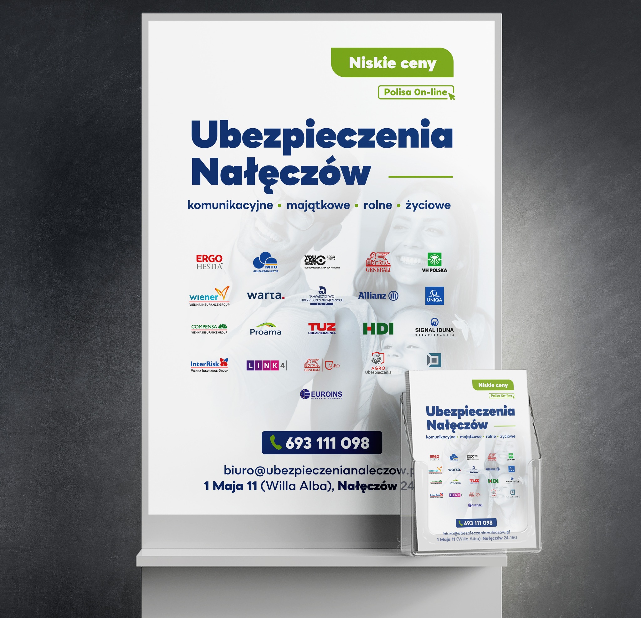 Stojak reklamowy z ulotkami 'Ubezpieczenia Nałęczów' na półce, prezentujący ofertę ubezpieczeń komunikacyjnych, majątkowych, rolnych i życiowych, z logotypami różnych towarzystw ubezpieczeniowych.