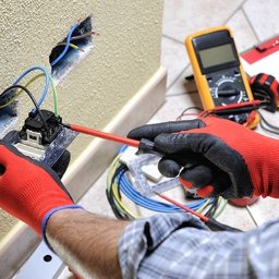 Awarie i roboty elektryczne
Posiadamy uprawnienia elektryczne bez ograniczenia
Doradztwo
Ponad 25 lat praktyki w dziedzinie energetyki i instalacji elektrycznych o powszechnie znanych rozwiązaniach
