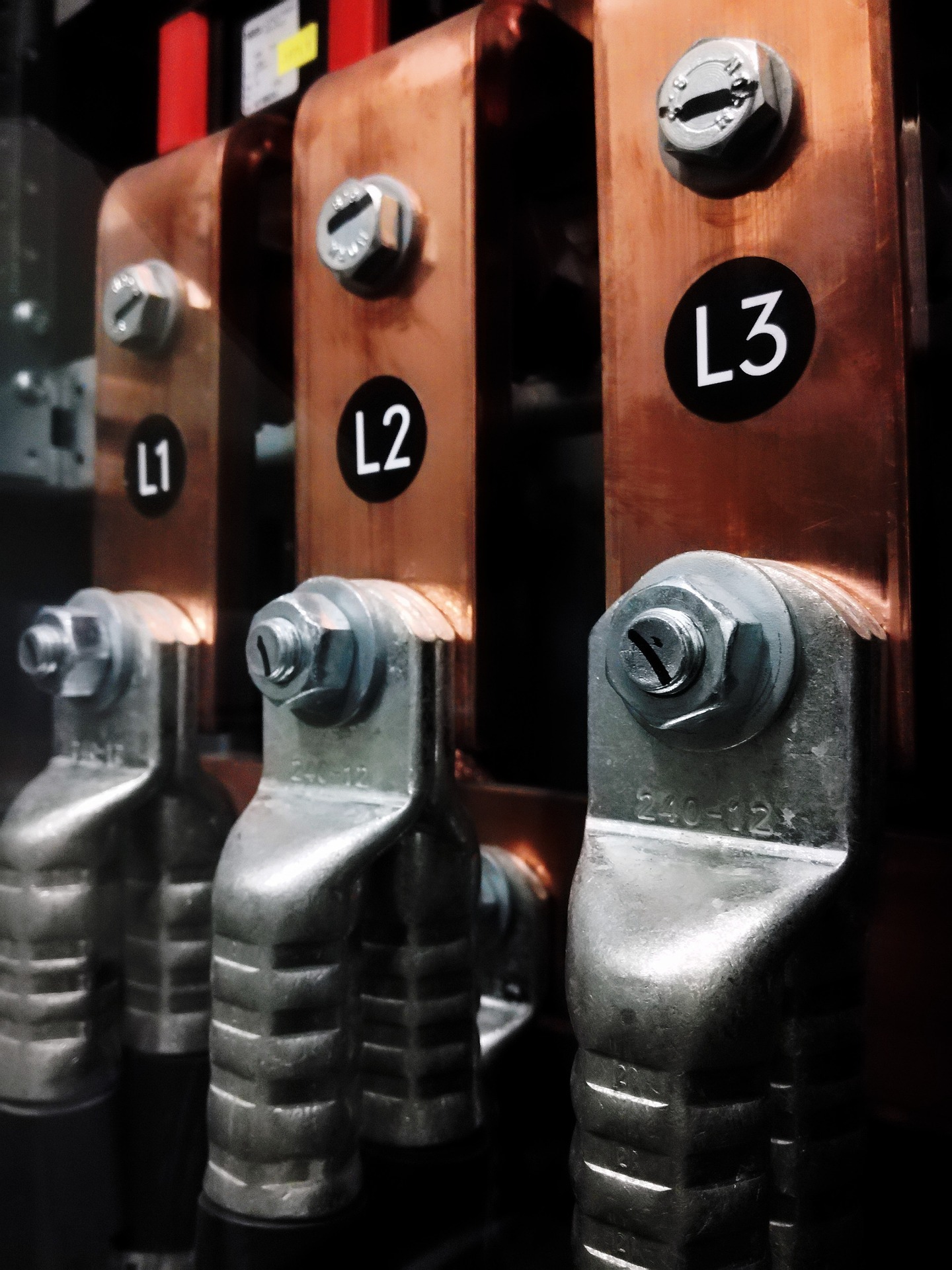 Szyna zbiorcza z oznaczeniami L1, L2, L3, z podłączonymi przewodami o przekroju 240-12, widoczne śruby mocujące.