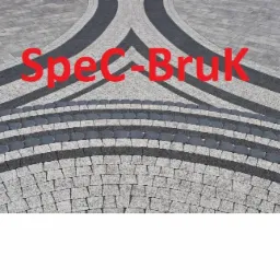 Wzorzysta nawierzchnia z kostki brukowej w Łodzi, z łukowatymi pasami z ciemnoszarego bruku wkomponowanymi w jasnoszarą kostkę. Widok z góry, ukazujący regularny układ i kontrast kolorów.