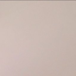 Łukasz Kurgan - Fragment sufitu z widocznym mocowaniem lampy i kablem, oświetlonym z góry, tworzącym cień na powierzchni.