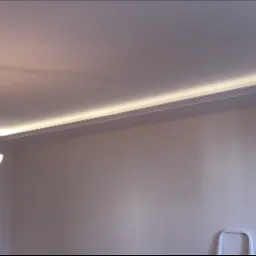 Nowoczesny sufit z oświetleniem LED wzdłuż krawędzi, ozdobiony klasycznym żyrandolem z białymi kloszami i rozetą sufitową.