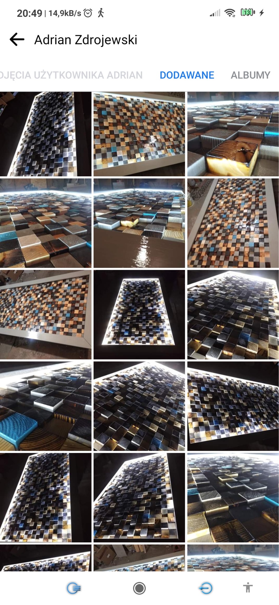 Dekoracyjny panel ścienny z drewnianych kostek o zróżnicowanej kolorystyce (odcienie brązu, beżu, błękitu i szarości) z podświetleniem LED, tworzący efekt trójwymiarowości.