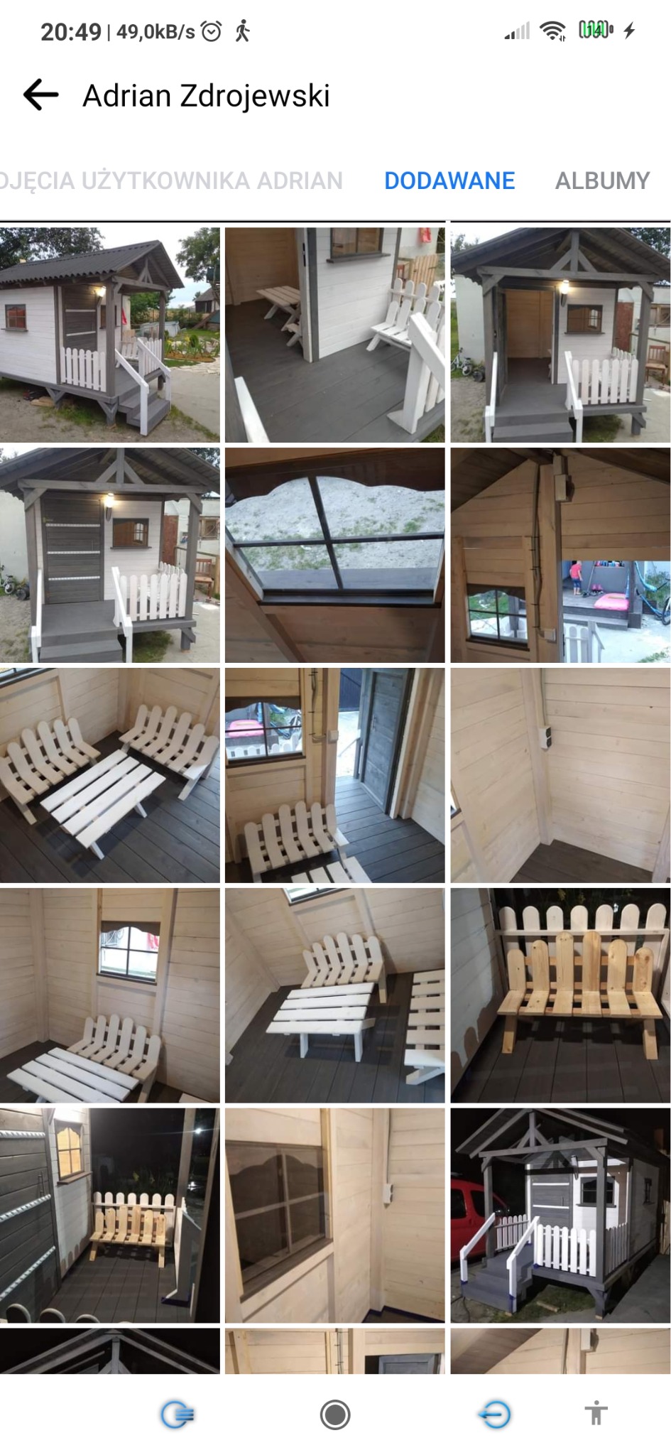 Drewniany domek dla dzieci z białym płotkiem, szarymi schodami i dachem, widok z zewnątrz i wnętrza z meblami.