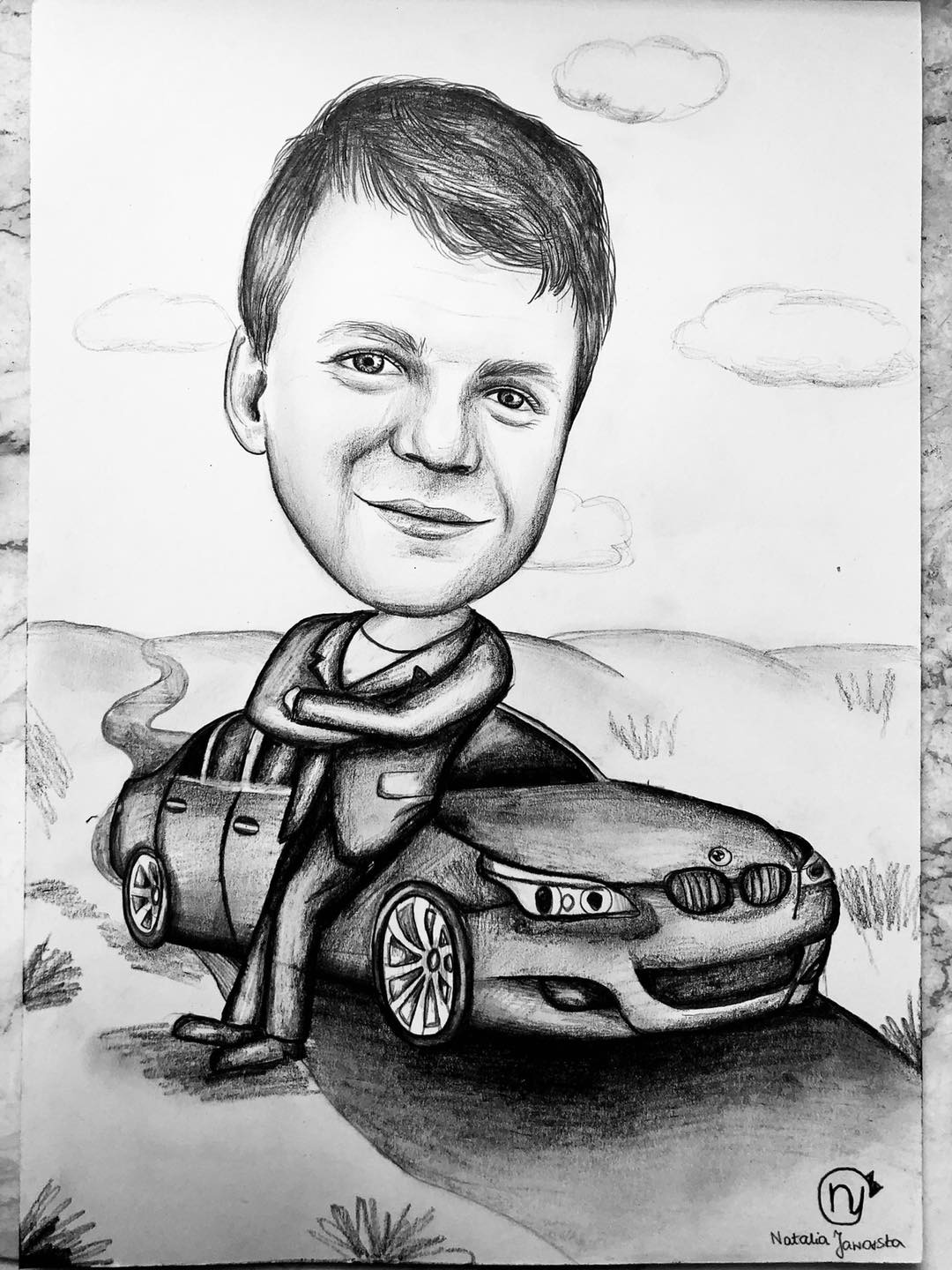 Ręcznie rysowany czarno-biały portret karykaturalny mężczyzny opierającego się o samochód na tle krajobrazu z chmurami.