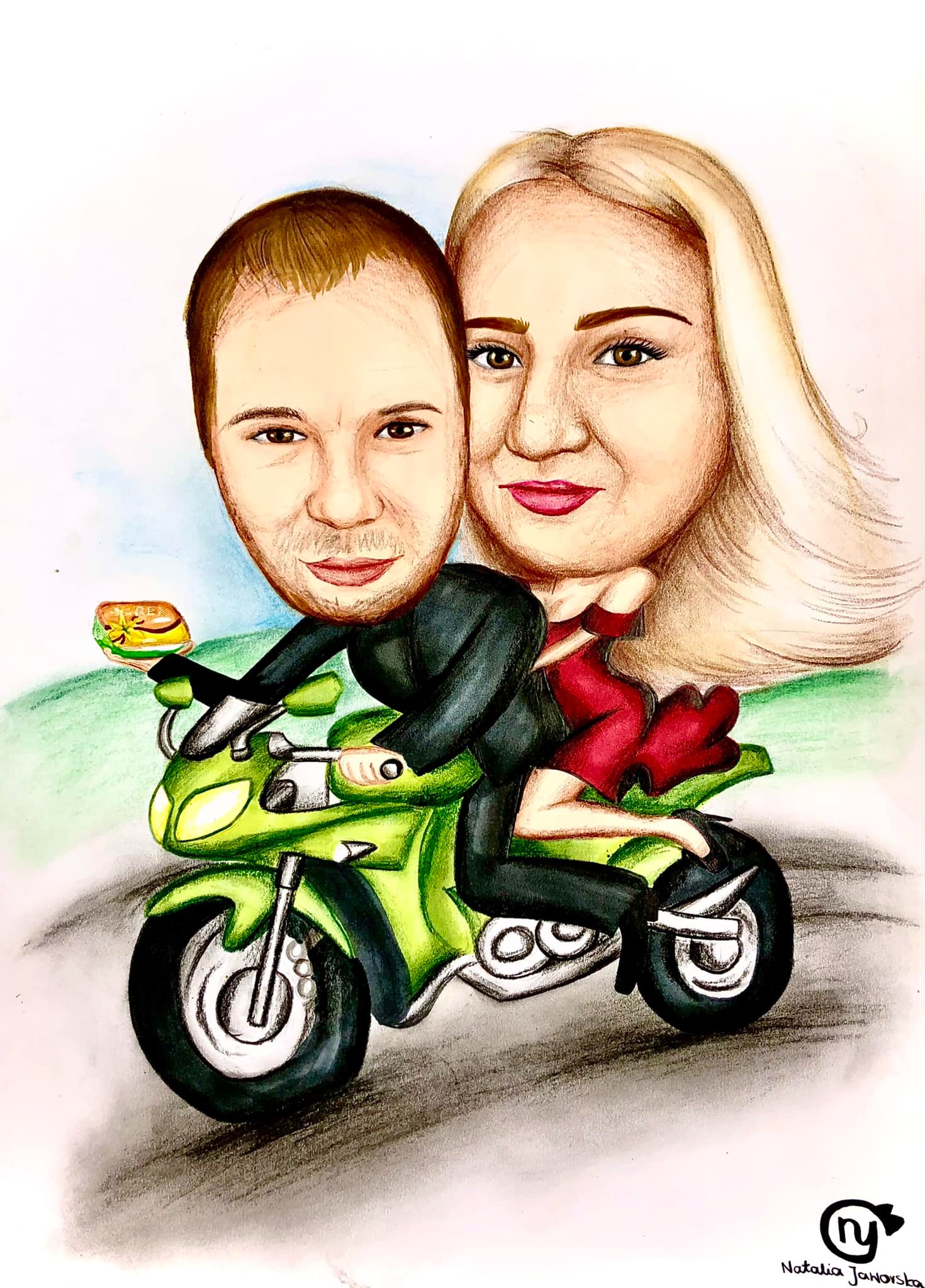 Ręcznie rysowany portret karykaturalny pary na zielonym motocyklu, mężczyzna w garniturze, kobieta w czerwonej sukience, duże głowy, widoczny podpis autora w prawym dolnym rogu.
