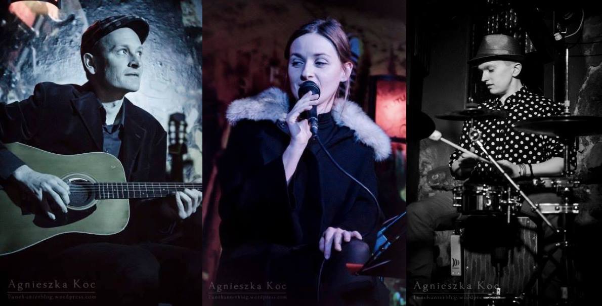 Kolaż przedstawiający muzyków podczas występu: gitarzysta w kaszkiecie grający na gitarze akustycznej, wokalistka z mikrofonem w futrzanym szalu oraz perkusista w kapeluszu i koszuli w kropki...