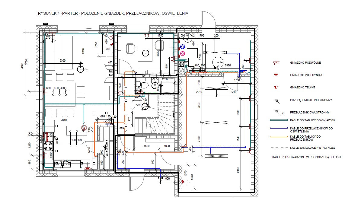 Rzut parteru budynku z zaznaczonym rozmieszczeniem gniazdek elektrycznych, przełączników i oświetlenia, z wymiarami pomieszczeń i opisem symboli elektrycznych.