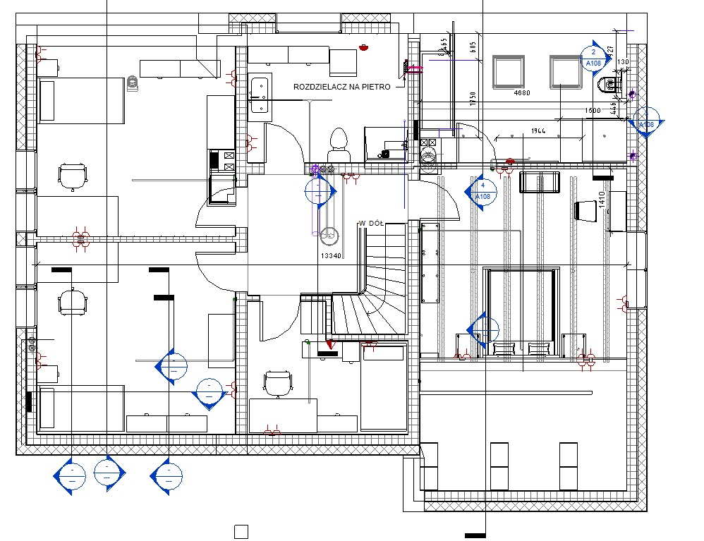 Techniczny rysunek architektoniczny przedstawiający plan piętra domu z wymiarami, rozmieszczeniem pomieszczeń, schodów i instalacji elektrycznej, zawierający oznaczenia punktów świetlnych i gniazdek.