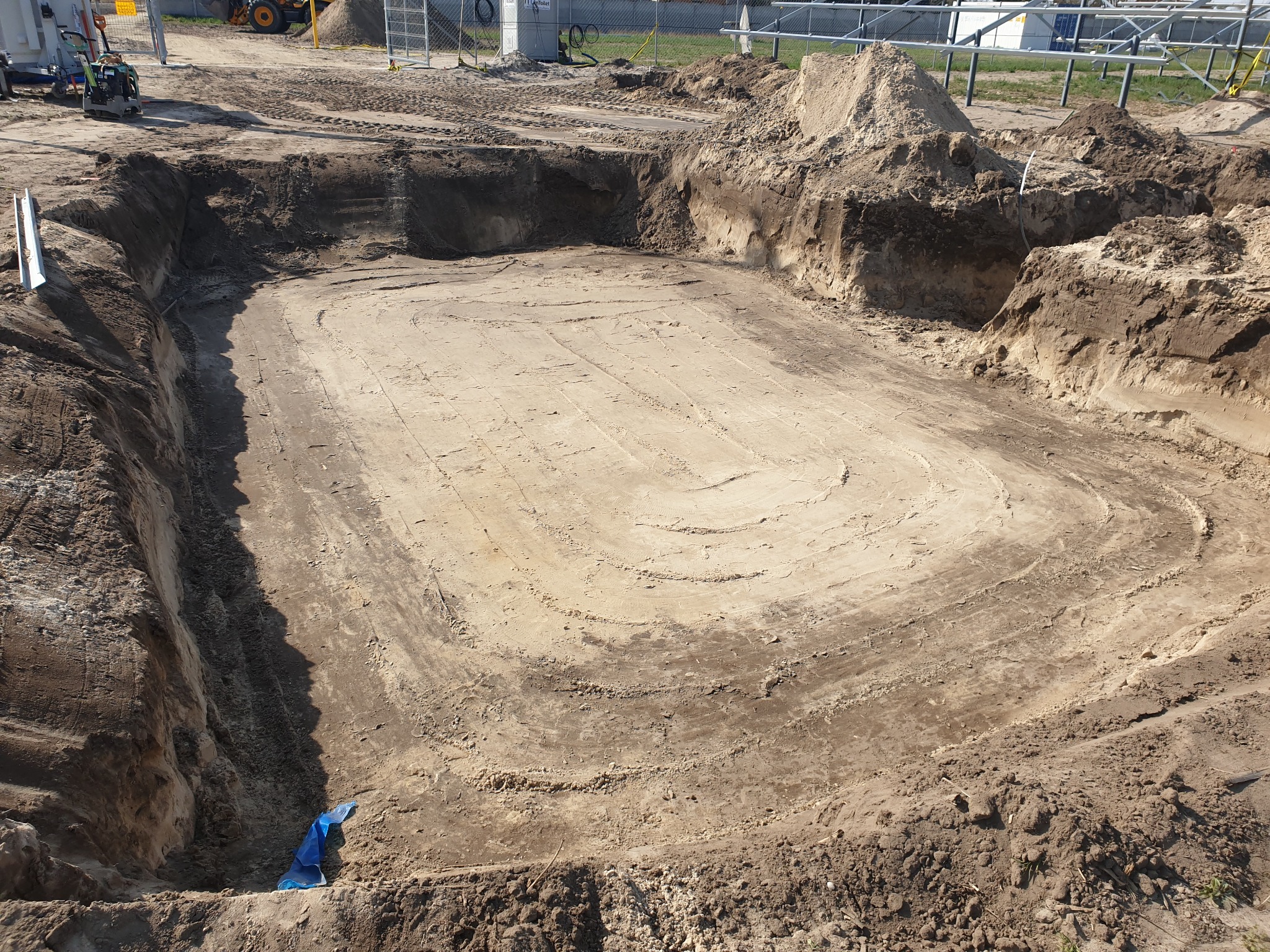 Wykop pod trafostacje na farmie fotowoltaicznej