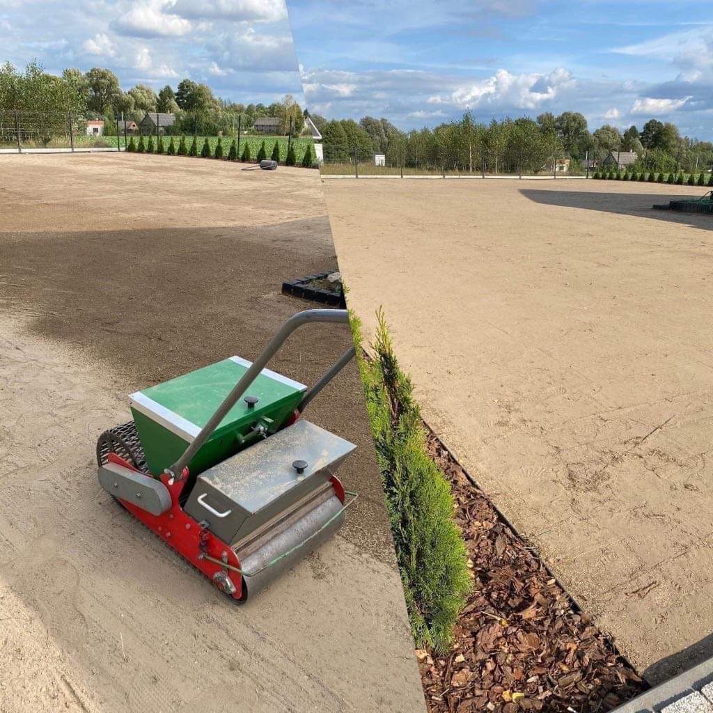 Dzielone ujęcie terenu przed i po: po lewej przygotowany grunt z maszyną do siewu, po prawej wyrównana powierzchnia z obrzeżem z kory i młodymi tujami.