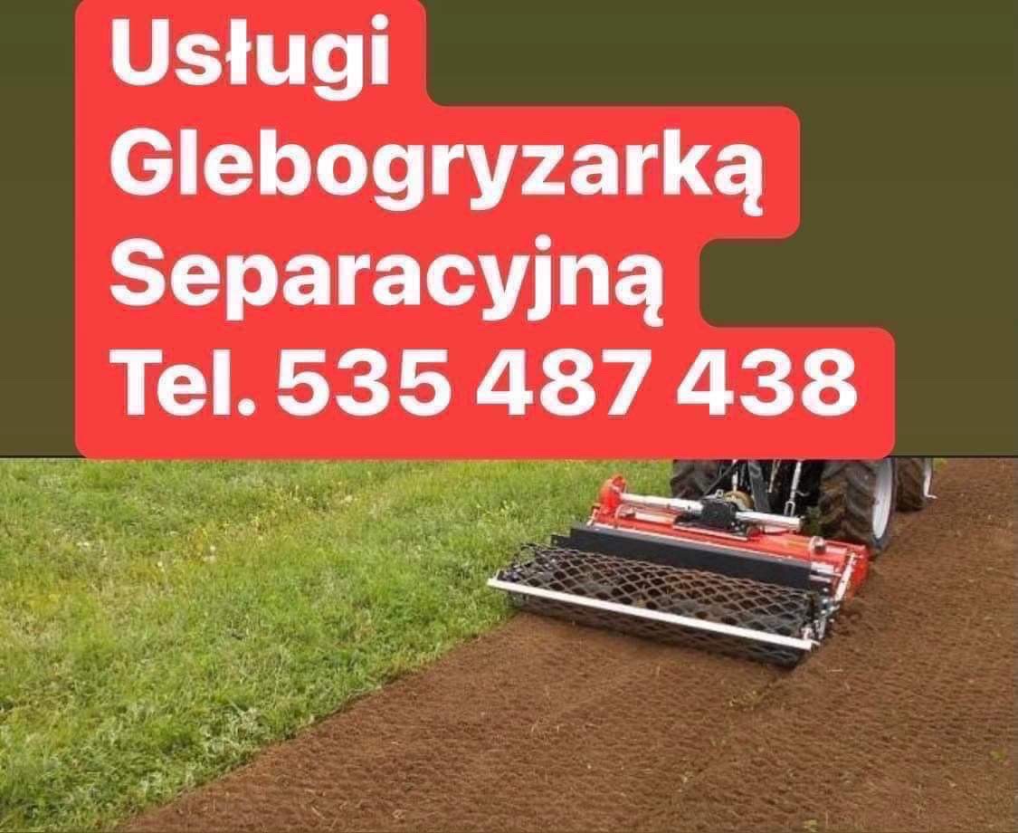Zdjęcie glebogryzarki separacyjnej ciągniętej przez traktor, z widocznym fragmentem pola przed i po obróbce. Na pierwszym planie czerwony baner z napisem 'Usługi Glebogryzarką Separacyjną Tel. 535...
