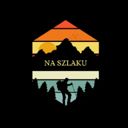 Retro stylizowany plakat z sylwetką wędrowca na tle gór, lasu i zachodzącego słońca, z napisem 'NA SZLAKU'.