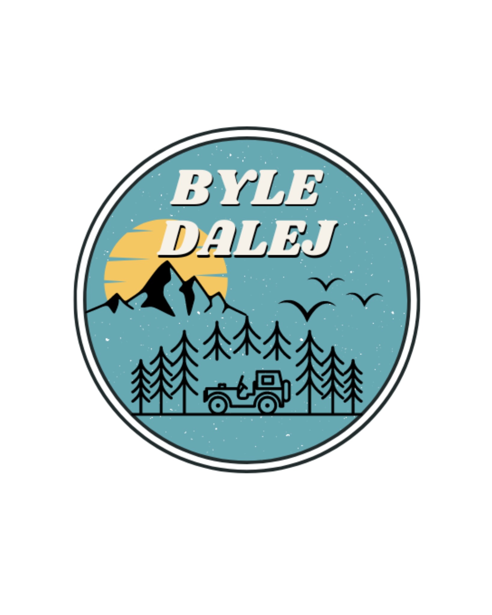 Minimalistyczny okrągły emblemat z napisem 'BYLE DALEJ' nad stylizowanym krajobrazem górskim z lasem iglastym, wschodzącym słońcem i sylwetką terenówki.