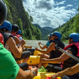 Rafting Dunajcem to jedna z najpiękniejszych form aktywnego wypoczynku w sercu Pienin. Trasa prowadzi malowniczym przełomem rzeki Dunajec – między stromymi skalnymi zboczami i szczytami górskimi, przez Pieniński Park Narodowy. 