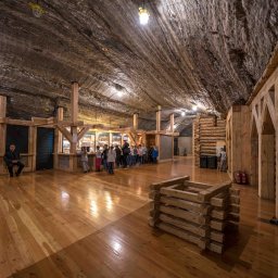 Najstarsza kopalnia soli w Polsce, działająca od 1248 roku, dziś jest unikalnym miejscem, gdzie historia spotyka się z nowoczesnością. Zwiedzając podziemne korytarze, poznasz legendę o Św. Kindze, odkryjesz dawne szyby górnicze.