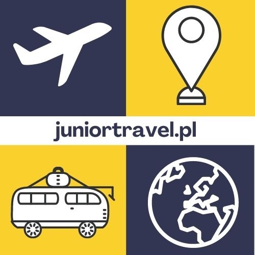 Grafika wektorowa z ikonami: samolot, pinezka lokalizacji, kamper z bagażem na dachu i kula ziemska, nad napisem juniortravel.pl, na tle w kolorach granatowym i żółtym.