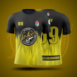 Projekt graficzny koszulki sportowej w kolorze czarnym z żółtymi elementami, z logo studia kosmetyki samochodowej 'Joker' oraz numerem '69', prezentowany na ciemnożółtym tle.