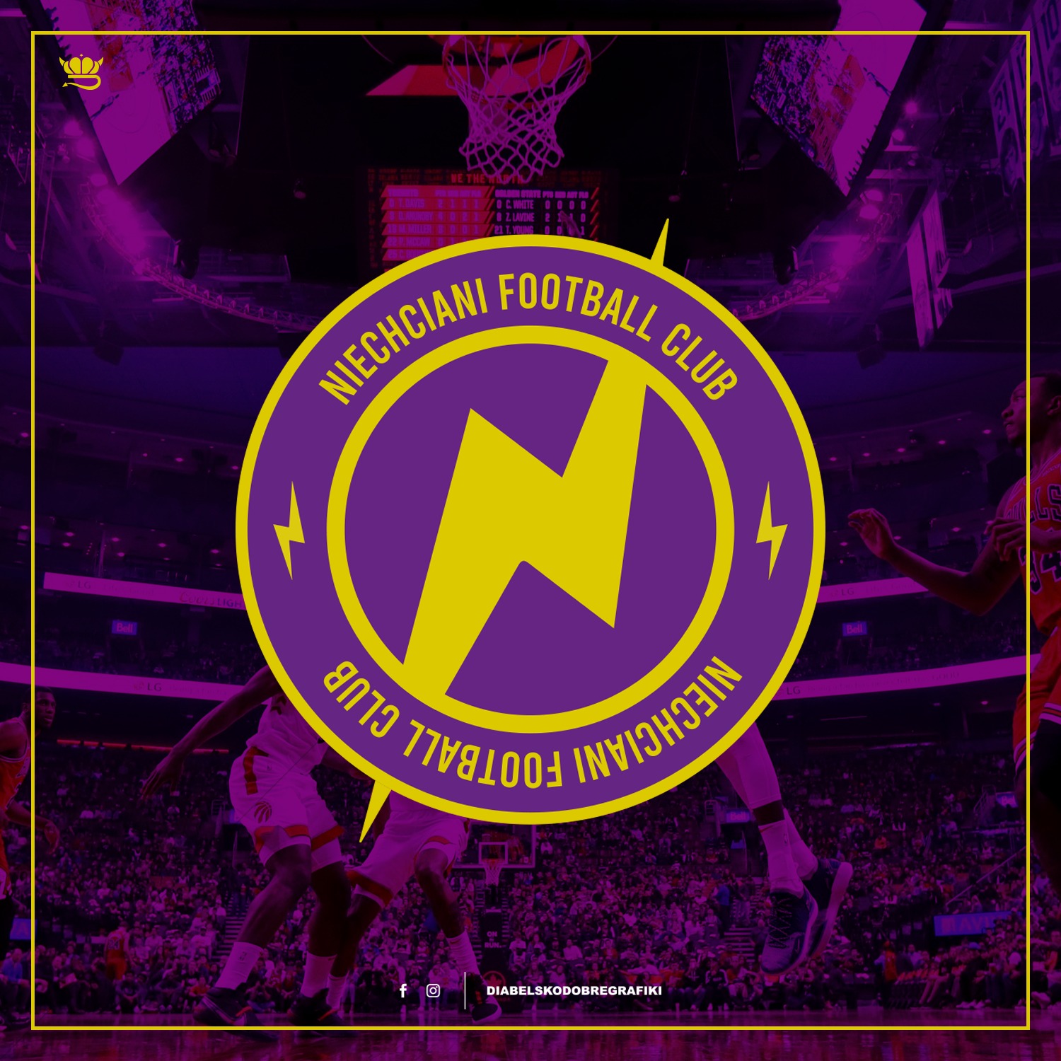 Grafika logo klubu sportowego Niechciani Football Club z żółtym symbolem błyskawicy na fioletowym tle koła, umieszczona na tle trybun hali sportowej podczas meczu koszykówki.