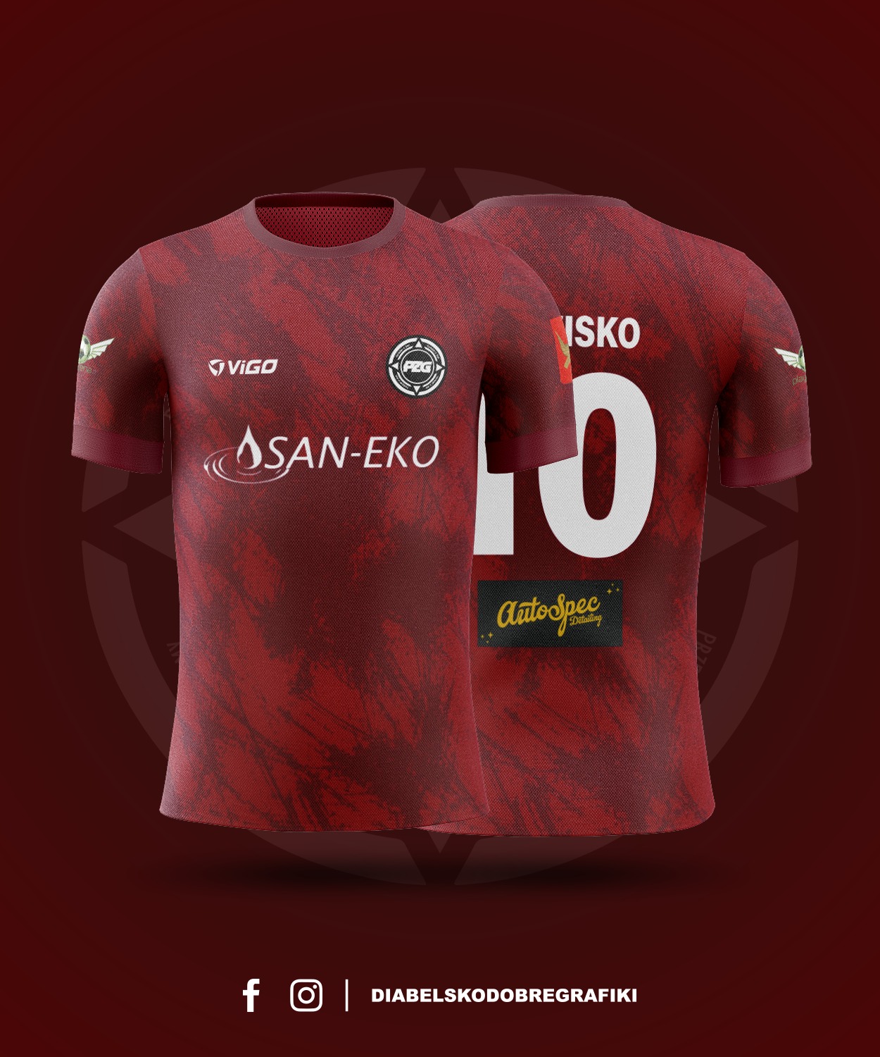 Wizualizacja dwóch bordowych koszulek sportowych z nadrukami logo sponsorów i numerem 10 na plecach, prezentacja projektu graficznego w stylu 3D.