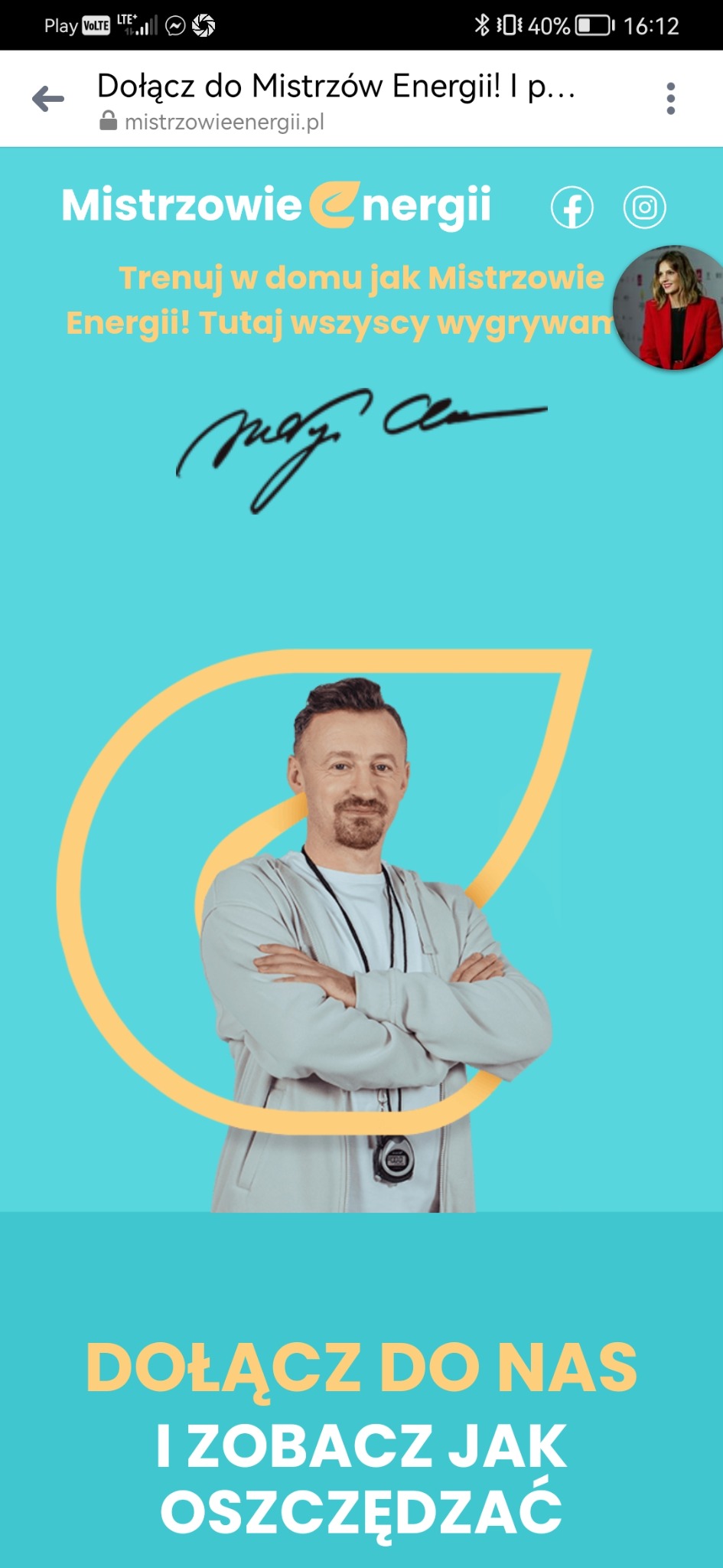 Grafika reklamowa z trenerem w bluzie, z rękami skrzyżowanymi na piersiach, na tle turkusowym z elementami graficznymi i napisem 'Dołącz do nas i zobacz jak oszczędzać'.