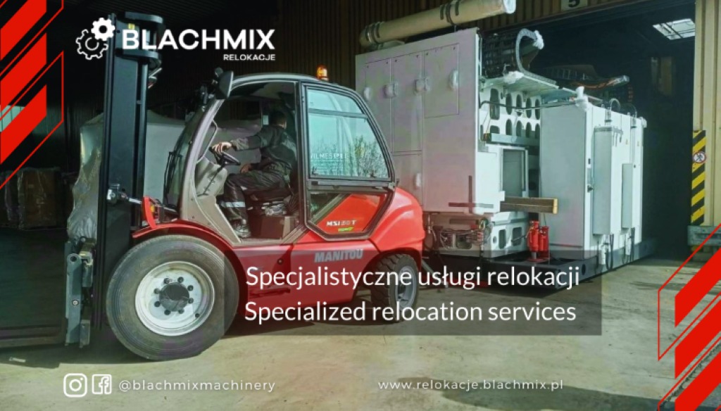 Czerwony wózek widłowy Manitou transportuje dużą, białą maszynę w hali przemysłowej, widoczny operator w kabinie, logo firmy Blachmix w tle.