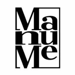 Logo firmy z napisem 'Manume' w czarnych, blokowych literach, umieszczone wewnątrz czarnej ramki na białym tle.