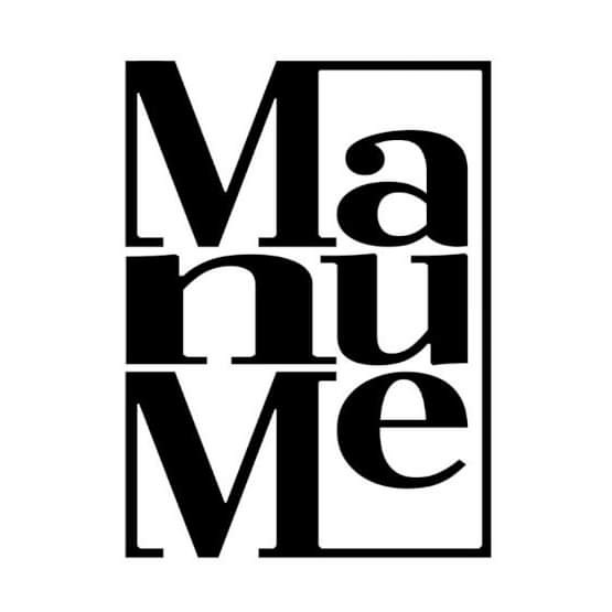 Logo firmy z napisem 'Manume' w czarnych, blokowych literach, umieszczone wewnątrz czarnej ramki na białym tle.
