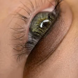 Zbliżenie na oko z precyzyjnie wykonaną, cienką kreską eyelinerem i wyraźnie podkreślonymi rzęsami, ukazujące detale wykonania.