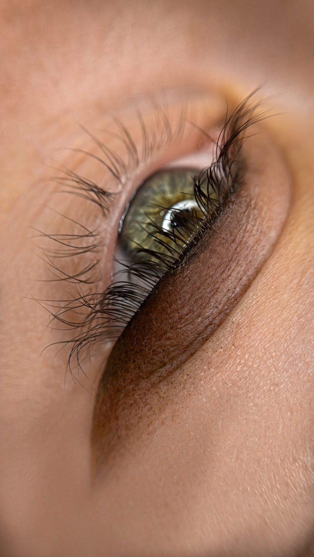 Zbliżenie na oko z precyzyjnie wykonaną, cienką kreską eyelinerem i wyraźnie podkreślonymi rzęsami, ukazujące detale wykonania.